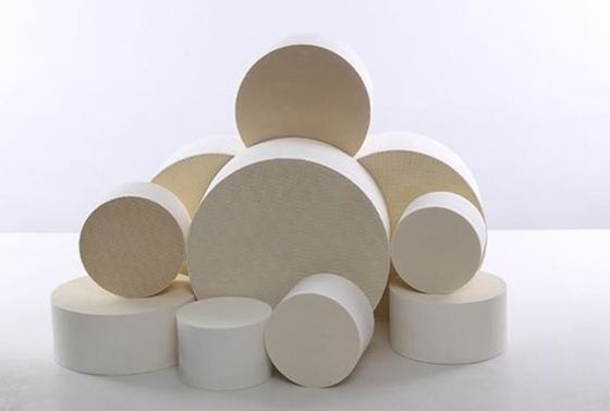 Αγορά MgO Al2O3 SiO2 κεραμική υποστήριξη κυψελωτών καταλυτών σε όλοι στο δρόμο από τα μηχανήματα οδικών οχημάτων διαδικτυακή κατασκευή